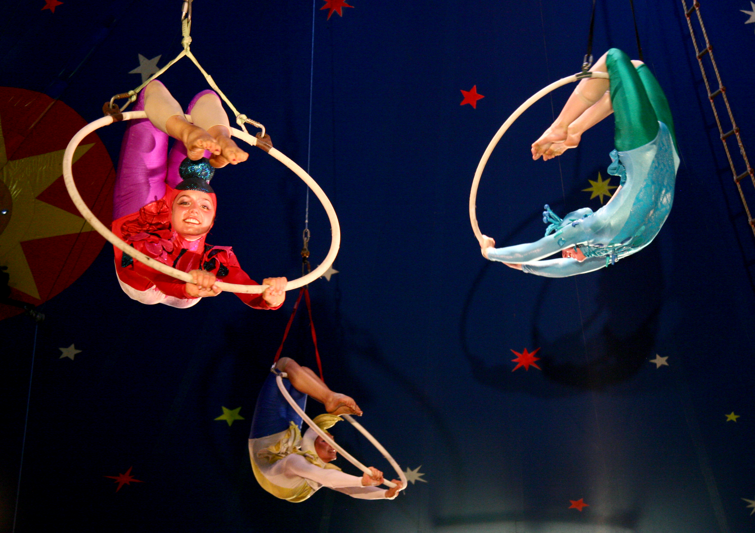 Представления развлечение. Цирк. Воздушные акробаты. Цирковое искусство для детей. Цирковые акробаты.